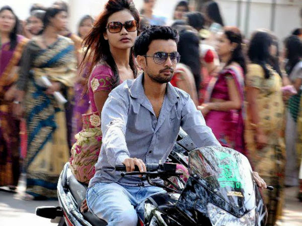 সরস্বতী পুজো: অঘোষিত প্রেমদিবসে মাতোয়ারা বাঙালী সরস্বতী পুজো: অঘোষিত প্রেমদিবসে মাতোয়ারা বাঙালী