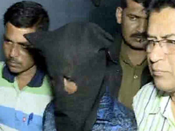‘আমার যেন ফাঁসি হয়, আমি আর বাঁচতে চাই না’, কান্নায় ভেঙে পড়ে বলল উদয়ন ‘আমার যেন ফাঁসি হয়, আমি আর বাঁচতে চাই না’, কান্নায় ভেঙে পড়ে বলল উদয়ন