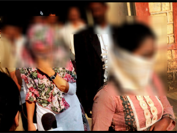 মলদ্বারের ভিতরে সোনা রেখে বিমানবন্দরে আটক দুই মহিলা মলদ্বারের ভিতরে সোনা রেখে বিমানবন্দরে আটক দুই মহিলা
