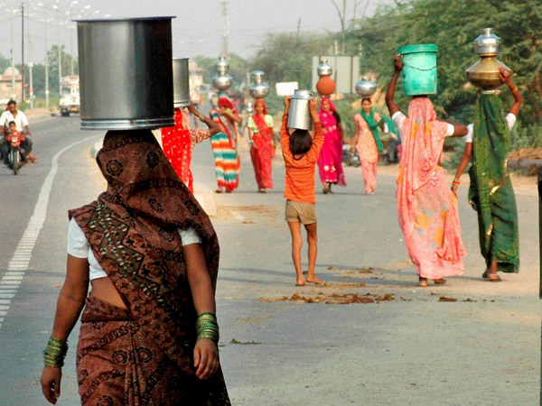 জল জোগাড়ে ব্যস্ত থাকে মহিলারা