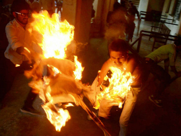 সিউড়ি : ঋণ না মেলায় ব্যাঙ্কের ভিতর আত্মহত্যার চেষ্টা যুবকের সিউড়ি : ঋণ না মেলায় ব্যাঙ্কের ভিতর আত্মহত্যার চেষ্টা যুবকের