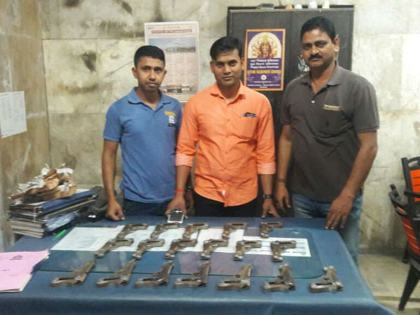 স্কুলব্যাগের ভিতরে ১৮টি নাইনএমএম পিস্তল! হাওড়ার ৮ নম্বর প্লাটফর্মে চাঞ্চল্য স্কুলব্যাগের ভিতরে ১৮টি নাইনএমএম পিস্তল! হাওড়ার ৮ নম্বর প্লাটফর্মে চাঞ্চল্য