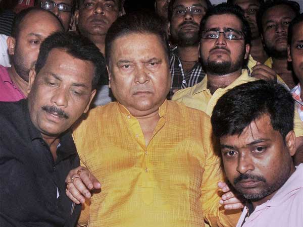 মেট্রো রেল দফতরের লিফট ছিঁড়ে পড়ে দুর্ঘটনা, আহত মদন মিত্র ভর্তি হাসপাতালে মেট্রো রেল দফতরের লিফট ছিঁড়ে পড়ে দুর্ঘটনা, আহত মদন মিত্র ভর্তি হাসপাতালে