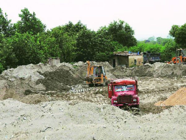 পঞ্চায়েত ভোট আসছে, নিম্নমানের সামগ্রী দিয়ে তড়িঘড়ি রাস্তা, কাজ বন্ধ করলেন গ্রামবাসীরা পঞ্চায়েত ভোট আসছে, নিম্নমানের সামগ্রী দিয়ে তড়িঘড়ি রাস্তা, কাজ বন্ধ করলেন গ্রামবাসীরা