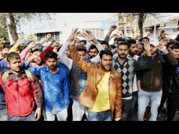 হলদিয়া প্রোগ্রেসিভে বেতন বৃদ্ধির দাবিতে কাজ বন্ধ করে অবস্থান বিক্ষোভে শ্রমিকরা হলদিয়া প্রোগ্রেসিভে বেতন বৃদ্ধির দাবিতে কাজ বন্ধ করে অবস্থান বিক্ষোভে শ্রমিকরা
