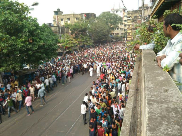 প্রতিবাদের ঝড় তুলে মহানগরের রাজপথের দখল নিল তৃণমূল কংগ্রেস প্রতিবাদের ঝড় তুলে মহানগরের রাজপথের দখল নিল তৃণমূল কংগ্রেস