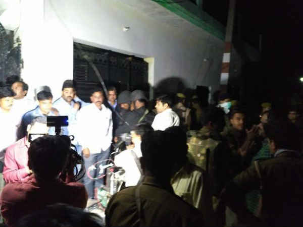 লখনৌ: ১২ ঘণ্টা গুলির লড়াই, নিকেশ আইএস জঙ্গি লখনৌ: ১২ ঘণ্টা গুলির লড়াই, নিকেশ আইএস জঙ্গি