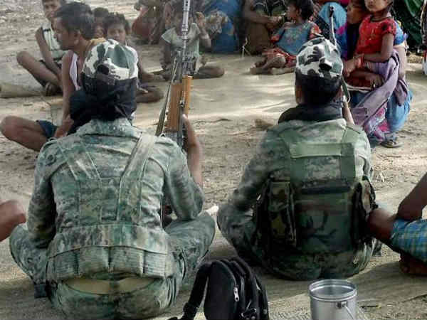 গ্রামবাসীদের সাহায্য