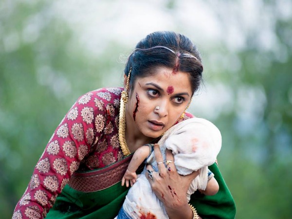 শিবাগামীর পুত্রের পাশে দাঁড়ানো