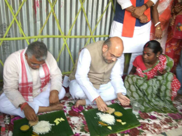 দলিত বাড়িতে মাটিতে বসে কলাপাতায় ভাত-ডাল-সবজি সহযোগে ‘লাঞ্চ’ অমিত শাহের দলিত বাড়িতে মাটিতে বসে কলাপাতায় ভাত-ডাল-সবজি সহযোগে ‘লাঞ্চ’ অমিত শাহের
