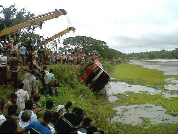 নিয়ন্ত্রণ হারিয়ে বাস খালে, আহত ২৫ যাত্রাকর্মী নিয়ন্ত্রণ হারিয়ে বাস খালে, আহত ২৫ যাত্রাকর্মী