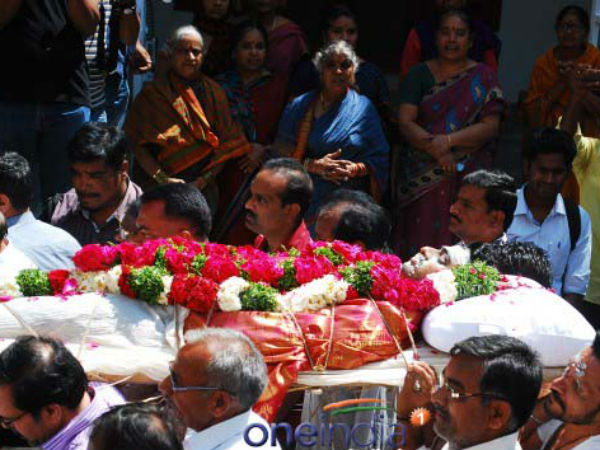 সম্প্রীতির আবহে হিন্দু যুবকের মৃতদেহ কাঁধে শেষকৃত্য সারলেন মুসিলম ভাইয়েরা সম্প্রীতির আবহে হিন্দু যুবকের মৃতদেহ কাঁধে শেষকৃত্য সারলেন মুসিলম ভাইয়েরা