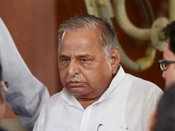 বাড়িতে রয়েছে তাপনিয়ন্ত্রিত সুইমিং পুল, লিফ্ট, বিদ্যুৎ কারচুপির অভিযোগ মুলায়মের বিরুদ্ধে বাড়িতে রয়েছে তাপনিয়ন্ত্রিত সুইমিং পুল, লিফ্ট, বিদ্যুৎ কারচুপির অভিযোগ মুলায়মের বিরুদ্ধে