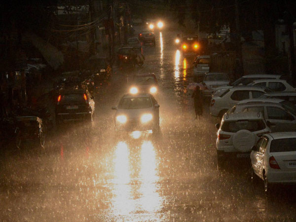 ঘূর্ণাবর্ত সরেছে আন্দামানে, বৃষ্টির সম্ভাবনা দূর অস্ত কলকাতায় ঘূর্ণাবর্ত সরেছে আন্দামানে, বৃষ্টির সম্ভাবনা দূর অস্ত কলকাতায়