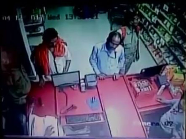 (Video) খুনে অভিযুক্তকে সঙ্গে নিয়ে শপিংমলে কেনাকাটা পুলিশের (Video) খুনে অভিযুক্তকে সঙ্গে নিয়ে শপিংমলে কেনাকাটা পুলিশের