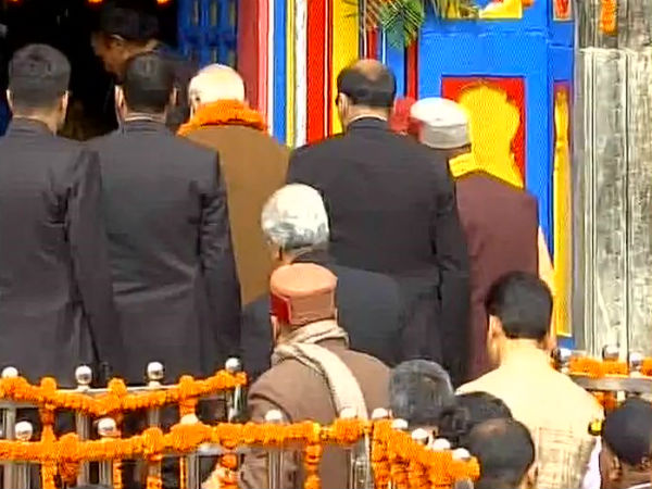মন্দিরে প্রবেশ
