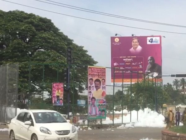অসহ্য দুর্গন্ধ