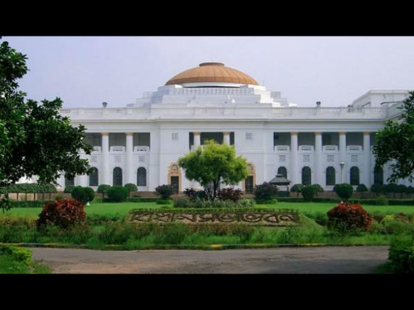 অনাস্থা খারিজ করায় বিধানসভার বাইরে নকল অধিবেশন বসিয়ে প্রতিবাদ বাম-কংগ্রেসের অনাস্থা খারিজ করায় বিধানসভার বাইরে নকল অধিবেশন বসিয়ে প্রতিবাদ বাম-কংগ্রেসের