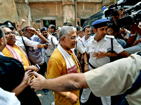 লালবাজার কাণ্ড : নেতৃত্ব জামিন মিললেও পুলিশ হেফাজতেই ৭ বিজেপি কর্মী লালবাজার কাণ্ড : নেতৃত্ব জামিন মিললেও পুলিশ হেফাজতেই ৭ বিজেপি কর্মী