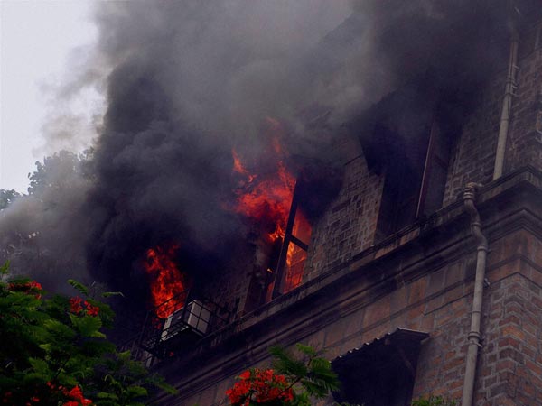 চায়ের দোকান থেকে আগুন পার্কস্ট্রিটে কোহিনুর ভবনে! চায়ের দোকান থেকে আগুন পার্কস্ট্রিটে কোহিনুর ভবনে!