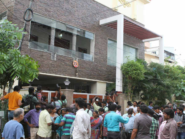 হোম থেকে ফিল্মি কায়দায় পালাল ৮ আবাসিক, উদ্ধার ৬, প্রশ্নের মুখে নিরাপত্তা হোম থেকে ফিল্মি কায়দায় পালাল ৮ আবাসিক, উদ্ধার ৬, প্রশ্নের মুখে নিরাপত্তা