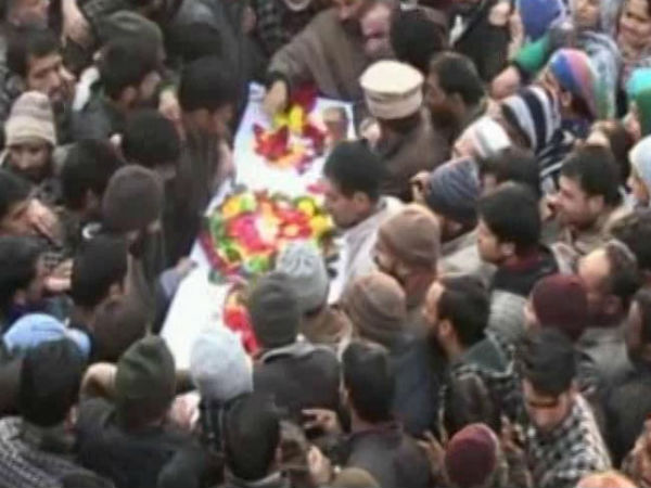কাশ্মীর: জঙ্গির শেষযাত্রায় ১ হাজার কাশ্মীরি, দেওয়া হল 'গান স্যালুট' কাশ্মীর: জঙ্গির শেষযাত্রায় ১ হাজার কাশ্মীরি, দেওয়া হল 'গান স্যালুট'