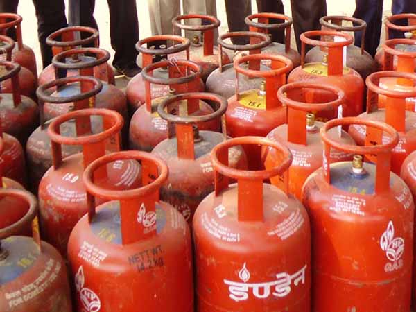 উজ্জ্বলা যোজনা: দেখে নেওয়া যাক কতটা এগিয়েছে প্রধানমন্ত্রী নরেন্দ্র মোদীর এই এলপিজি পরিষেবা প্রকল্প উজ্জ্বলা যোজনা: দেখে নেওয়া যাক কতটা এগিয়েছে প্রধানমন্ত্রী নরেন্দ্র মোদীর এই এলপিজি পরিষেবা প্রকল্প