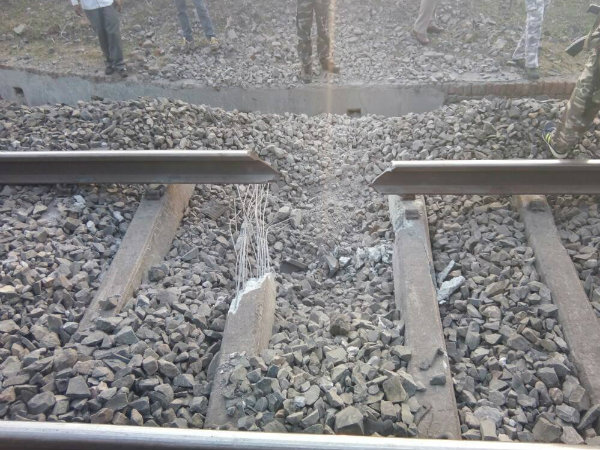ঝাড়খণ্ডে ল্যান্ডমাইন বিস্ফোরণ : অল্পের জন্য রক্ষা শিয়ালদহ-দিল্লি রাজধানী এক্সপ্রেসের ঝাড়খণ্ডে ল্যান্ডমাইন বিস্ফোরণ : অল্পের জন্য রক্ষা শিয়ালদহ-দিল্লি রাজধানী এক্সপ্রেসের