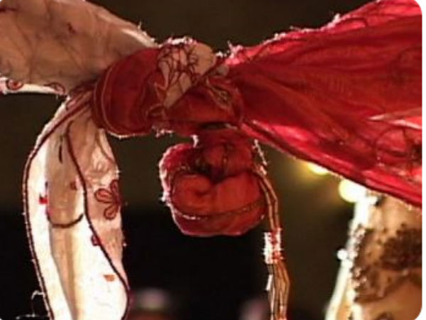 রটনার জেরে বিবস্ত্র হতে হল বিয়ের কনেকে, চাঞ্চল্য এলাকায় রটনার জেরে বিবস্ত্র হতে হল বিয়ের কনেকে, চাঞ্চল্য এলাকায়
