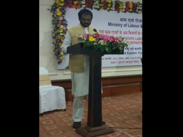 এবার শিশুকে মারধর মন্ত্রীর, ভাইরাল ভিডিও এবার শিশুকে মারধর মন্ত্রীর, ভাইরাল ভিডিও