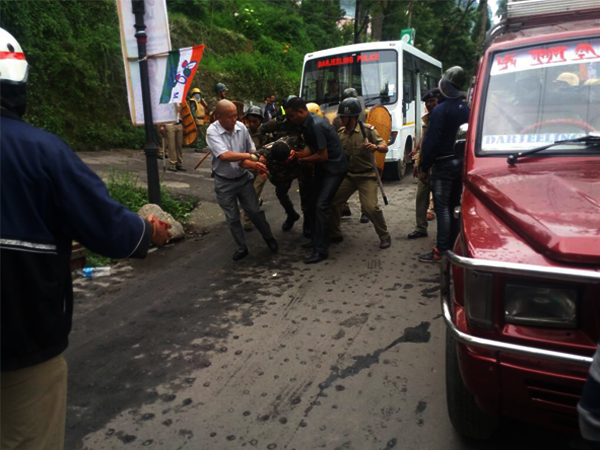রাজনৈতিক স্বার্থে আঘাত লাগলেই পাহাড়কে অশান্ত করে তোলার রেওয়াজ অব্যাহত রাজনৈতিক স্বার্থে আঘাত লাগলেই পাহাড়কে অশান্ত করে তোলার রেওয়াজ অব্যাহত
