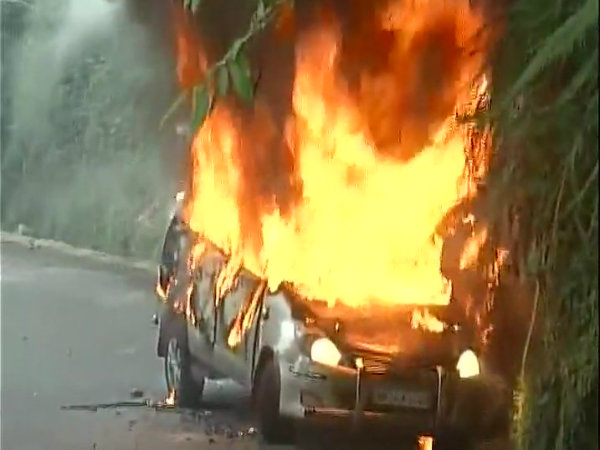 গাড়িতে আগুন