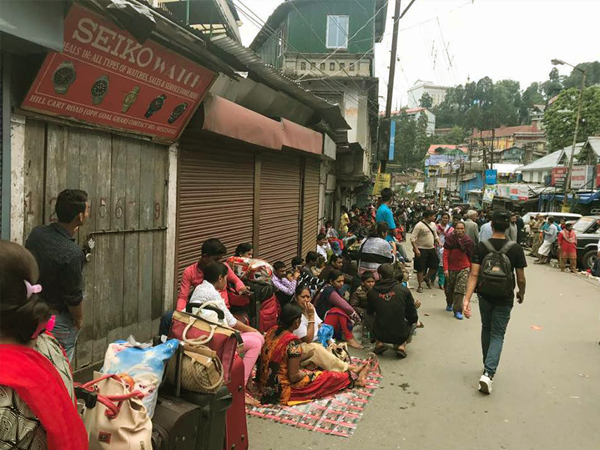 দার্জিলিঙে অপেক্ষারত পর্যটকদের দল, ছবি সৌঃ দার্জিলিং টাইমস দার্জিলিঙে অপেক্ষারত পর্যটকদের দল, ছবি সৌঃ দার্জিলিং টাইমস