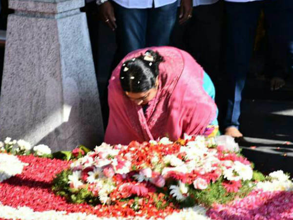 পিসির বাড়িতে ঢুকতে বাধা,কী করলেন জয়ললিতার ভাইঝি? পিসির বাড়িতে ঢুকতে বাধা,কী করলেন জয়ললিতার ভাইঝি?