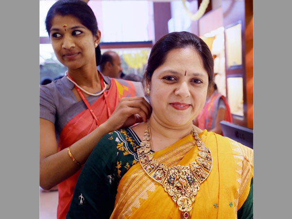জিএসটি-র কী প্রভাব পড়বে সোনা আমদানির উপরে! জিএসটি-র কী প্রভাব পড়বে সোনা আমদানির উপরে!