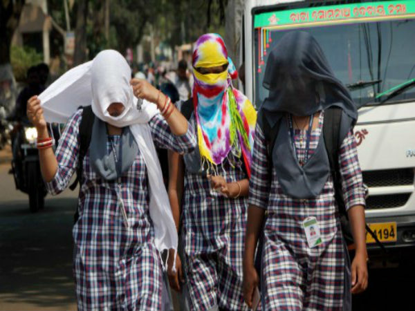 ভ্যাপসা গরমে জেরবার রাজ্যবাসীকে যা শোনালো আবহাওয়া দফতর! ভ্যাপসা গরমে জেরবার রাজ্যবাসীকে যা শোনালো আবহাওয়া দফতর!