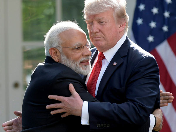 মোদীর আলিঙ্গনের ফাঁসে ফেঁসে গেলেন ট্রাম্প মোদীর আলিঙ্গনের ফাঁসে ফেঁসে গেলেন ট্রাম্প