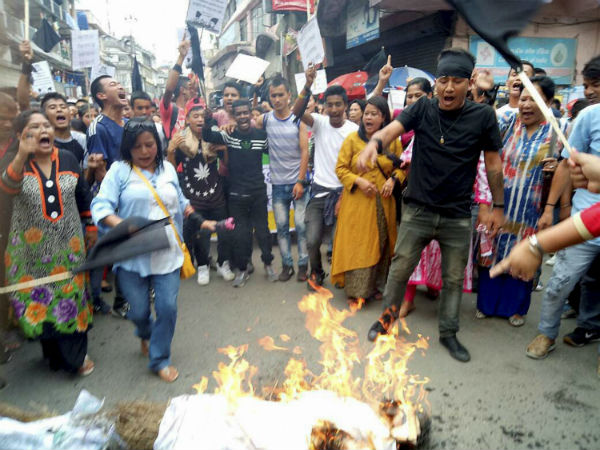 পাহাড় আন্দোলনের কৌশল বদলাচ্ছে মোর্চা, বিপাকে পড়েই কি অনশন আন্দোলনের হুমকি পাহাড় আন্দোলনের কৌশল বদলাচ্ছে মোর্চা, বিপাকে পড়েই কি অনশন আন্দোলনের হুমকি