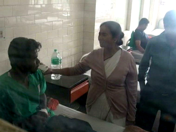 হাসপাতালে জখম পুলিশকর্মীকে দেখতে মমতা, নিজস্ব চিত্র হাসপাতালে জখম পুলিশকর্মীকে দেখতে মমতা, নিজস্ব চিত্র
