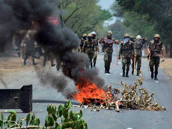 কৃষকদের হিংসায় রণক্ষেত্র মহারাষ্ট্রের থানে, পুলিশের গাড়িতে ভাঙচুর, আগুন কৃষকদের হিংসায় রণক্ষেত্র মহারাষ্ট্রের থানে, পুলিশের গাড়িতে ভাঙচুর, আগুন