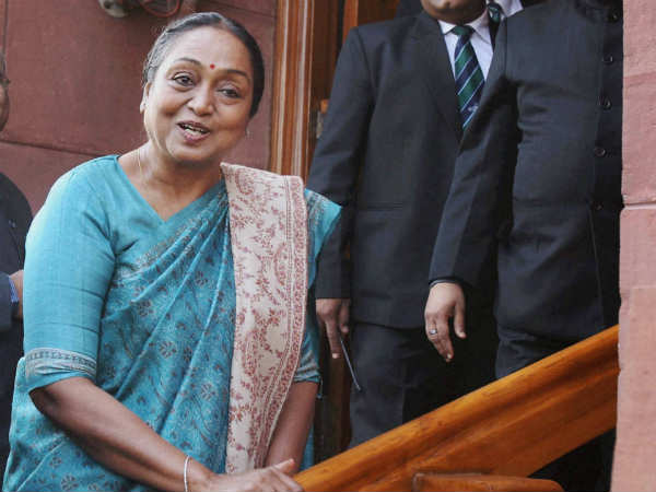 আদর্শের লড়াই লড়তে ময়দানে মীরা, জমা করলেন মনোনয়নপত্র আদর্শের লড়াই লড়তে ময়দানে মীরা, জমা করলেন মনোনয়নপত্র