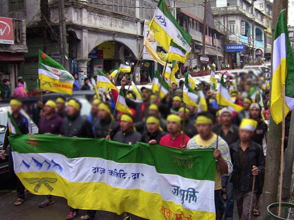 মোর্চা আগুন লাগাচ্ছে ডুয়ার্সেও, সমতলেও উত্তাপ ছড়াচ্ছে মোর্চা আগুন লাগাচ্ছে ডুয়ার্সেও, সমতলেও উত্তাপ ছড়াচ্ছে