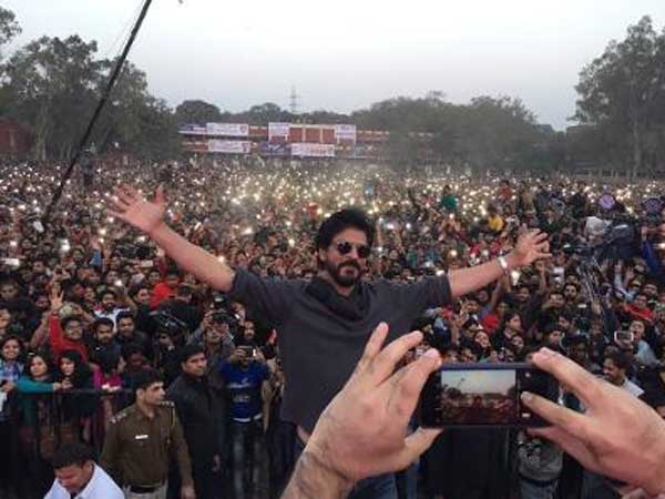 শাহরুখের সঙ্গে সরফরাজের তুলনা, পাক সমর্থককে খোরাক বানিয়ে দিল কিং খানের ভক্তরা! শাহরুখের সঙ্গে সরফরাজের তুলনা, পাক সমর্থককে খোরাক বানিয়ে দিল কিং খানের ভক্তরা!
