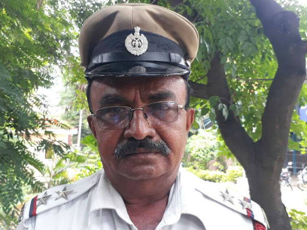 রাষ্ট্রপতির কনভয় থামিয়ে এক অভূতপূর্ব ঘটনা ঘটালেন এই ট্রাফিক পুলিশ রাষ্ট্রপতির কনভয় থামিয়ে এক অভূতপূর্ব ঘটনা ঘটালেন এই ট্রাফিক পুলিশ