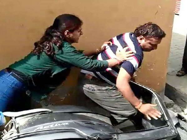 দেওরকে মারধর মহিলার, দেখল গোটা পাড়া, জেনে নিন কী হয়েছিল দেওরকে মারধর মহিলার, দেখল গোটা পাড়া, জেনে নিন কী হয়েছিল