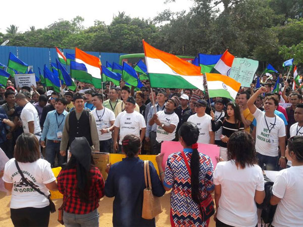 গোর্খাল্যান্ডের দাবিতে বেঙ্গালুরুতেও আছড়ে পড়ল পাহাড়ের মানুষের বিক্ষোভ গোর্খাল্যান্ডের দাবিতে বেঙ্গালুরুতেও আছড়ে পড়ল পাহাড়ের মানুষের বিক্ষোভ