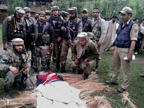 পুলওয়ামায় জঙ্গি খোঁজে তল্লাশি, গুলিতে মৃত ২ জঙ্গি পুলওয়ামায় জঙ্গি খোঁজে তল্লাশি, গুলিতে মৃত ২ জঙ্গি