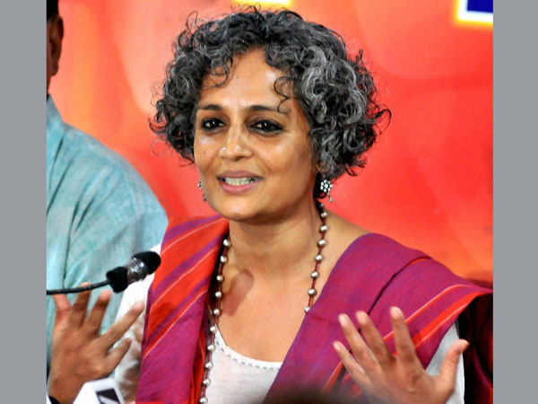 সাহিত্যিক অরুন্ধতী রায়কে স্বস্তি শীর্ষ আদালতের, তাঁর বিরুদ্ধে মামলায় স্থগিতাদেশ সাহিত্যিক অরুন্ধতী রায়কে স্বস্তি শীর্ষ আদালতের, তাঁর বিরুদ্ধে মামলায় স্থগিতাদেশ