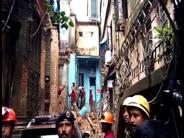 বাড়ি ভাঙল বৌবাজারেও, চলছে উদ্ধার কাজ বাড়ি ভাঙল বৌবাজারেও, চলছে উদ্ধার কাজ