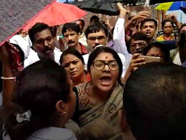 রণক্ষেত্র আরজি কর, দিলীপ- কৈলাসকে ঘিরে বিক্ষোভ তৃণমূলের রণক্ষেত্র আরজি কর, দিলীপ- কৈলাসকে ঘিরে বিক্ষোভ তৃণমূলের